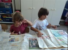 Infantil IIB brincando com jornal