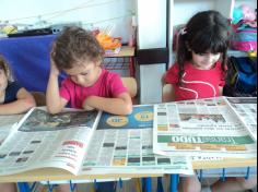 Infantil IIB brincando com jornal