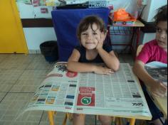 Infantil IIB brincando com jornal