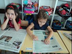 Infantil IIB brincando com jornal