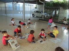 Infantil IIB brincando com jornal