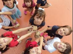 Infantil IIB brincando com jornal