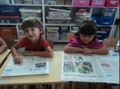 Infantil IIB brincando com jornal