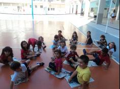 Infantil IIB brincando com jornal