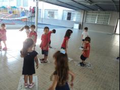 Infantil IIB brincando com jornal