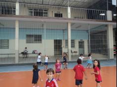 Infantil IIB brincando com jornal