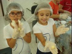 Grupo Saúde preparando docinhos