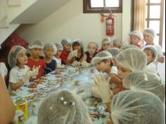 Grupo Saúde preparando docinhos