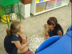 1º ano B brincando com o alfabeto móvel