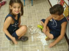 1º ano B brincando com o alfabeto móvel