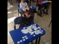 1º ano A explora alfabeto móvel