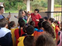 1º ano A descobre o baú das cores no Espaço Verde