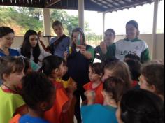 1º ano A descobre o baú das cores no Espaço Verde