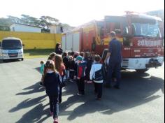 Grupo Arco-Íris em aula-passeio no Corpo de Bombeiros