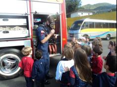 Grupo Arco-Íris em aula-passeio no Corpo de Bombeiros