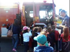 Grupo Arco-Íris em aula-passeio no Corpo de Bombeiros