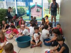 Banho de bonecos e brincadeira com água para refrescar