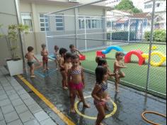 Banho de mangueira para os pequeninos do Salesiano