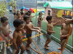 Banho de mangueira para os pequeninos do Salesiano