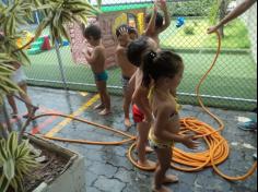 Banho de mangueira para os pequeninos do Salesiano