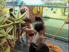 Banho de mangueira para os pequeninos do Salesiano