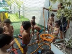 Banho de mangueira para os pequeninos do Salesiano