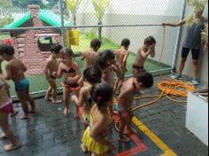 Banho de mangueira para os pequeninos do Salesiano