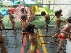 Banho de mangueira para os pequeninos do Salesiano