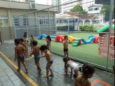 Banho de mangueira para os pequeninos do Salesiano