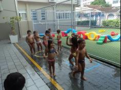 Banho de mangueira para os pequeninos do Salesiano