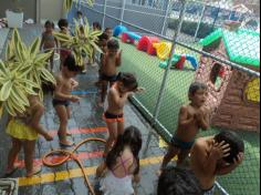 Banho de mangueira para os pequeninos do Salesiano