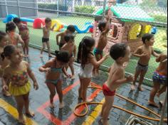 Banho de mangueira para os pequeninos do Salesiano