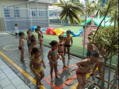 Banho de mangueira para os pequeninos do Salesiano