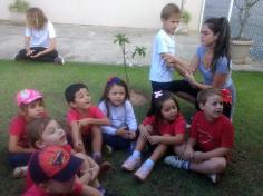 Grupo Peixe aprendendo a cuidar da natureza com o grupo do LEAS