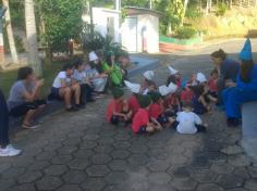 Grupo Peixe aprendendo a cuidar da natureza com o grupo do LEAS