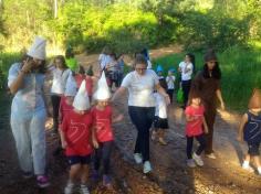 Grupo Peixe aprendendo a cuidar da natureza com o grupo do LEAS