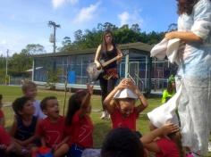 Grupo Peixe aprendendo a cuidar da natureza com o grupo do LEAS