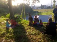 Grupo Peixe aprendendo a cuidar da natureza com o grupo do LEAS