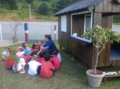 Grupo Peixe aprendendo a cuidar da natureza com o grupo do LEAS