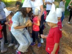 Grupo Peixe aprendendo a cuidar da natureza com o grupo do LEAS