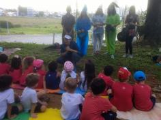 Grupo Peixe aprendendo a cuidar da natureza com o grupo do LEAS