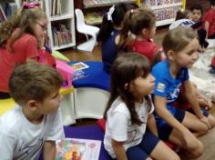 1ºs anos visitam a Biblioteca Pública de Itajaí