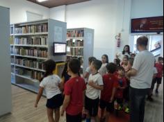 1ºs anos visitam a Biblioteca Pública de Itajaí