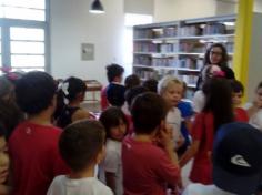 1ºs anos visitam a Biblioteca Pública de Itajaí